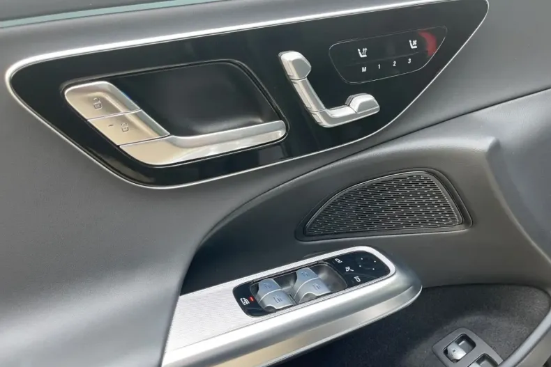 Mercedes-Benz E 300 (Clasa E) din 2025 cu 11.115 km - oferta MER194950 - foto 8