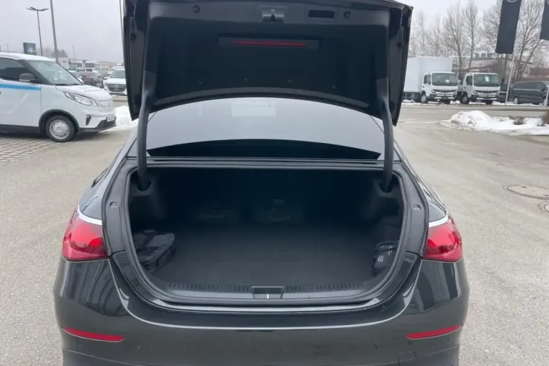 Mercedes-Benz E 300 (Clasa E) din 2024 cu 15.620 km - oferta MER195047 - foto 16