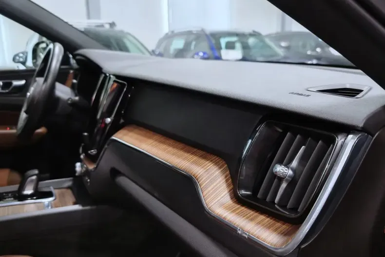 Volvo XC60 din 2020 cu 97.035 km - oferta VOL195360 - foto 31