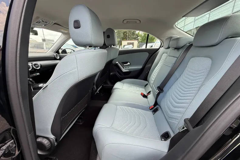 Mercedes-Benz A 220 (Clasa A) din 2024 cu 6.400 km - oferta MER195403 - foto 13