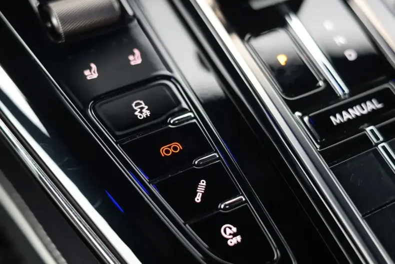 Aston Martin V8 Vantage din 2025 cu 17.076 km - oferta AST195792 - foto 39