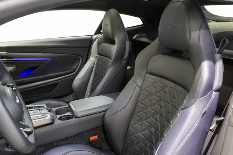 Aston Martin Vanquish din 2025 cu 10.600 km - oferta AST196167 - foto 2