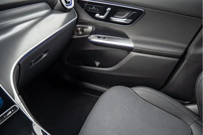 Mercedes-Benz GLC 300 (Clasa GLC) din 2025 cu 9.100 km - oferta MER196188 - foto 10