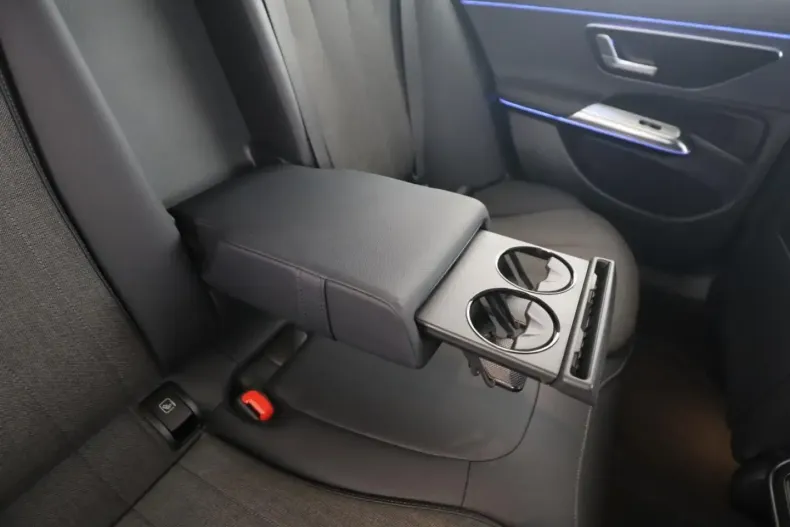 Mercedes-Benz E 300 (Clasa E) din 2024 cu 19.900 km - oferta MER196194 - foto 17