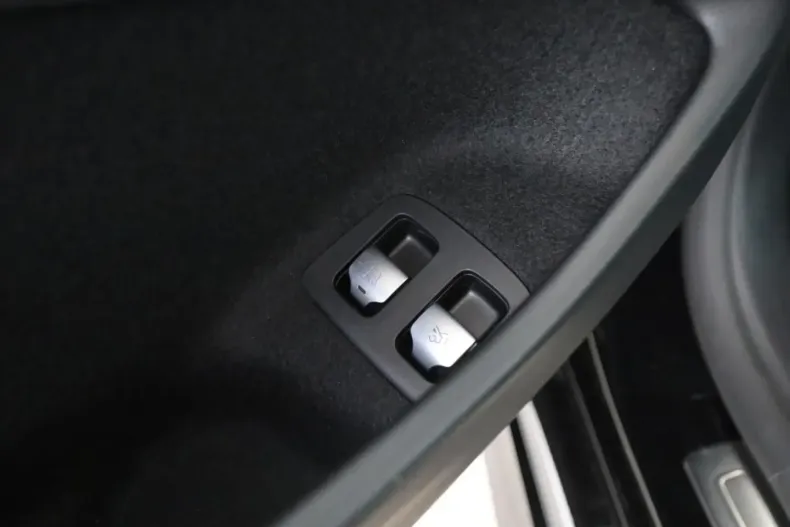 Mercedes-Benz E 300 (Clasa E) din 2024 cu 19.900 km - oferta MER196194 - foto 18