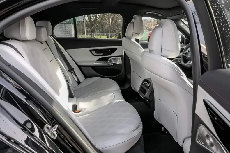 Mercedes-Benz E 400 (Clasa E) din 2024 cu 17.990 km - oferta MER196211 - foto 6