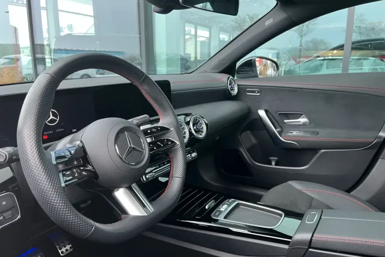 Mercedes-Benz CLA 200 (Clasa CLA) din 2024 cu 11.700 km - oferta MER196548 - foto 5
