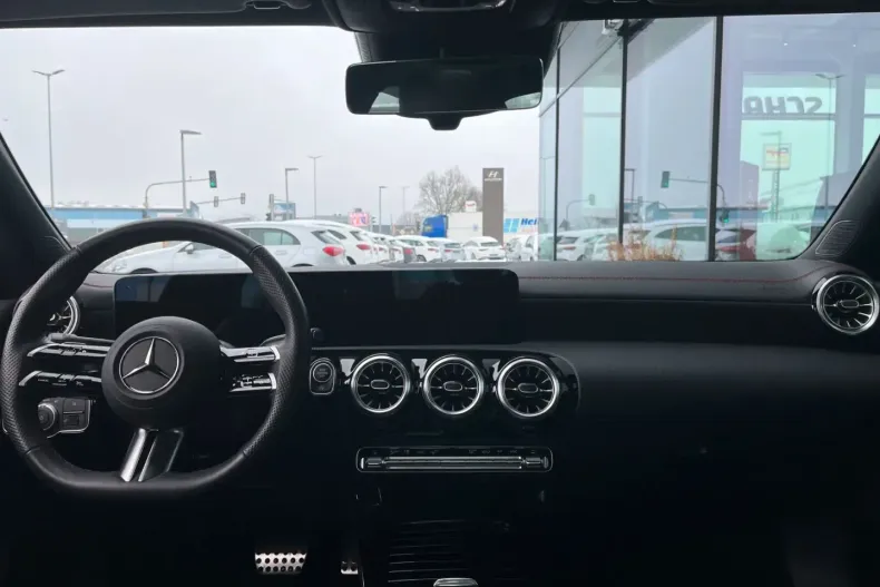 Mercedes-Benz CLA 200 (Clasa CLA) din 2024 cu 11.700 km - oferta MER196548 - foto 7
