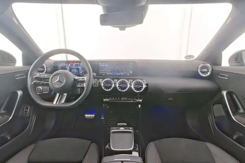 Mercedes-Benz CLA 200 (Clasa CLA) din 2024 cu 12.000 km - oferta MER196549 - foto 5
