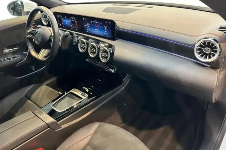 Mercedes-Benz CLA 200 (Clasa CLA) din 2024 cu 12.029 km - oferta MER196551 - foto 3