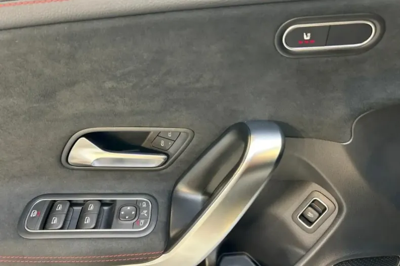 Mercedes-Benz CLA 200 (Clasa CLA) din 2024 cu 12.029 km - oferta MER196551 - foto 15