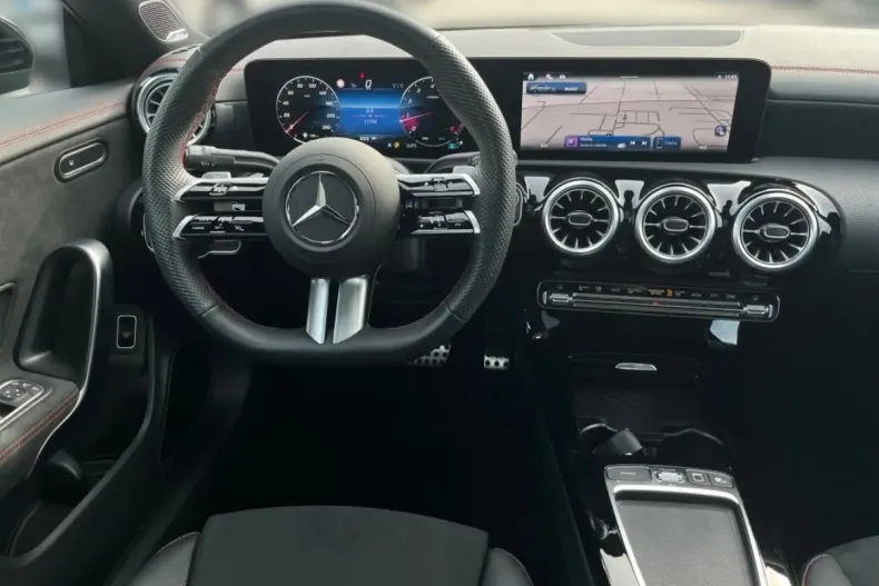 Mercedes-Benz CLA 220 (Clasa CLA) din 2024 cu 11.700 km - oferta MER196725 - foto 10