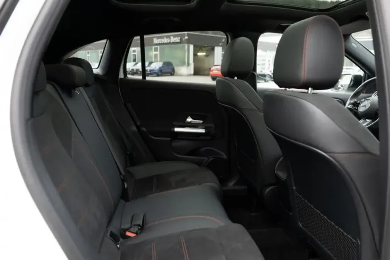 Mercedes-Benz GLA 250 (Clasa GLA) din 2024 cu 11.961 km - oferta MER196729 - foto 4