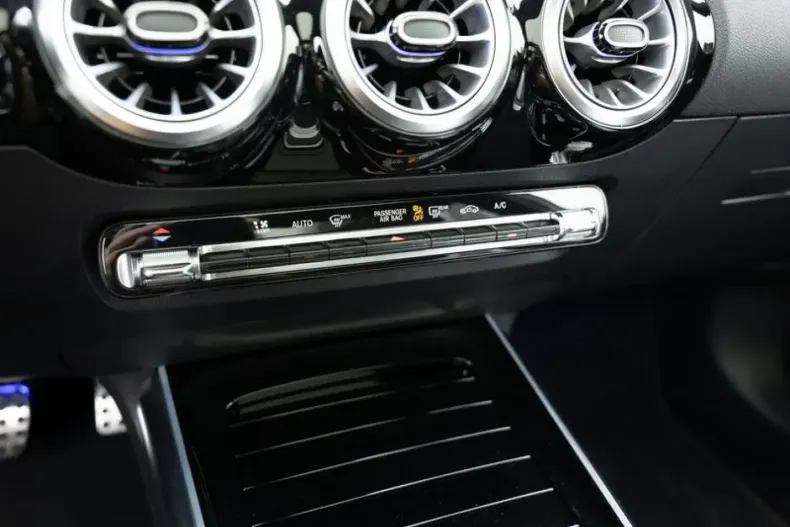 Mercedes-Benz GLA 250 (Clasa GLA) din 2024 cu 11.961 km - oferta MER196729 - foto 15