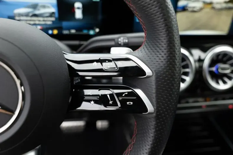 Mercedes-Benz GLA 250 (Clasa GLA) din 2024 cu 11.961 km - oferta MER196729 - foto 17