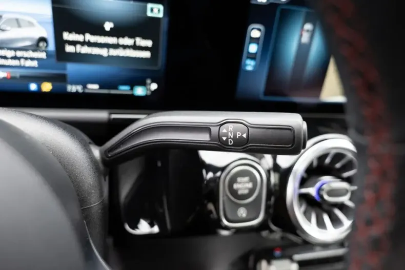 Mercedes-Benz GLA 250 (Clasa GLA) din 2024 cu 11.961 km - oferta MER196729 - foto 19