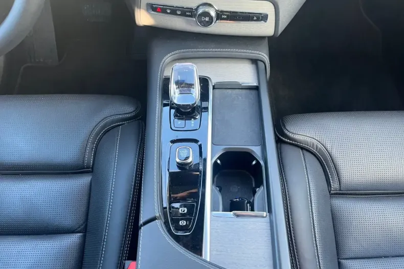 Volvo XC90 din 2024 cu 33.076 km - oferta VOL196767 - foto 10