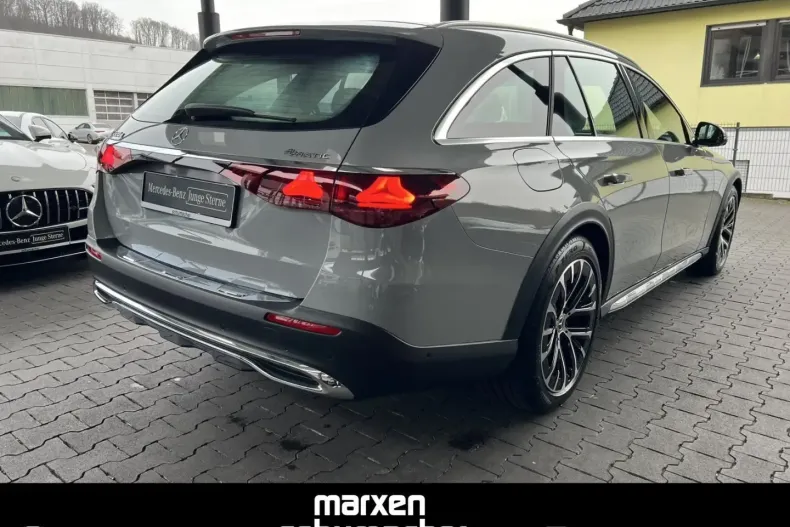 Mercedes-Benz E 220 (Clasa E) din 2023 cu 9.950 km - oferta MER196943 - foto 4