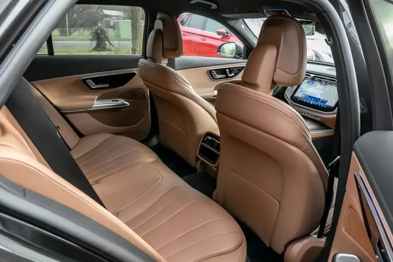 Mercedes-Benz E 300 (Clasa E) din 2025 cu 19.998 km - oferta MER196945 - foto 6