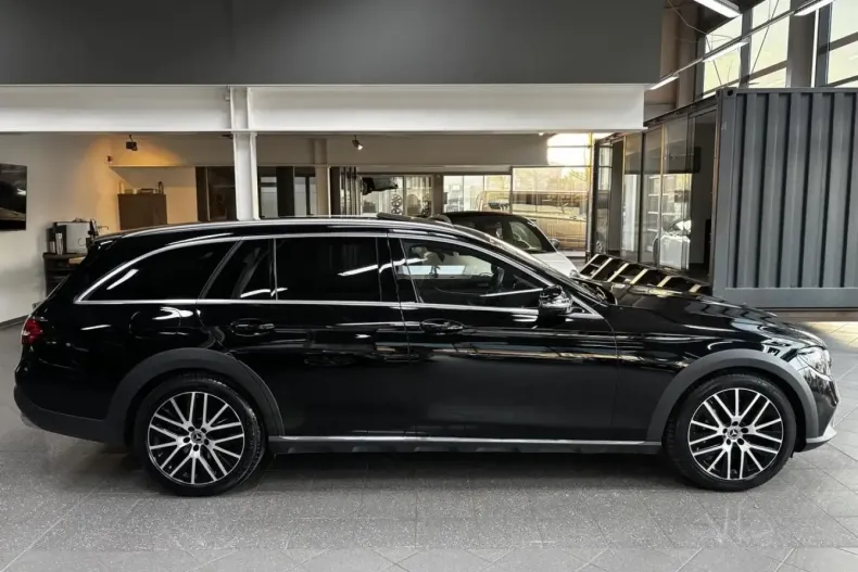 Mercedes-Benz E 400 (Clasa E) din 2023 cu 24.716 km - oferta MER196950 - foto 4