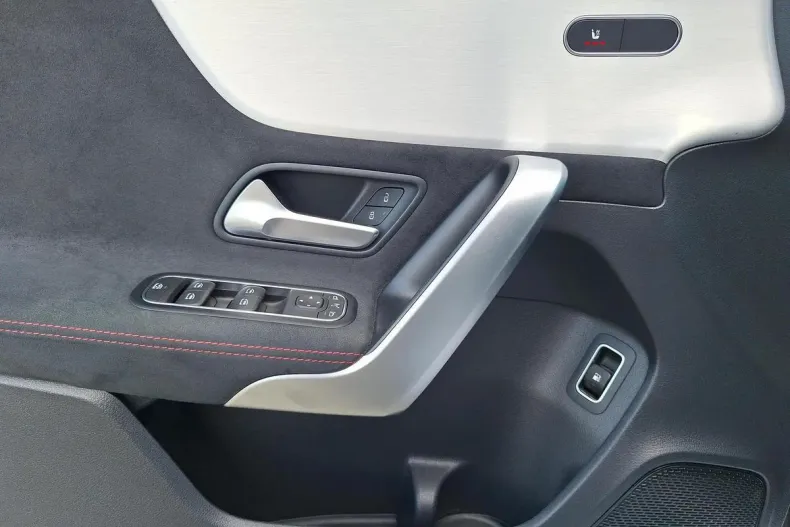 Mercedes-Benz A 250 (Clasa A) din 2023 cu 27.930 km - oferta MER197184 - foto 17