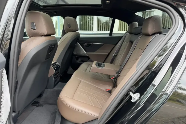 BMW 530 (Seria 5) din 2025 cu 4.062 km - oferta BMW197359 - foto 11