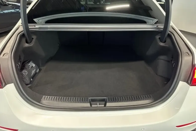 Mercedes-Benz E 300 (Clasa E) din 2024 cu 16.150 km - oferta MER197498 - foto 10