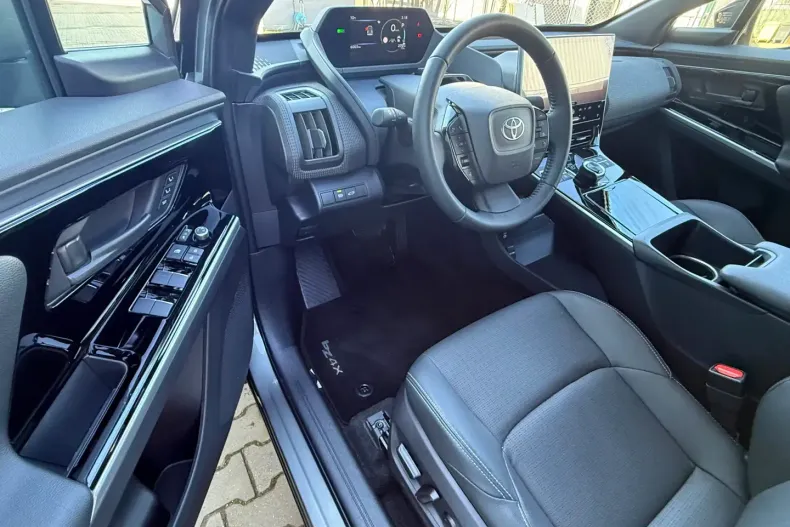 Toyota bZ4X din 2024 cu 6.003 km - oferta TOY197512 - foto 4