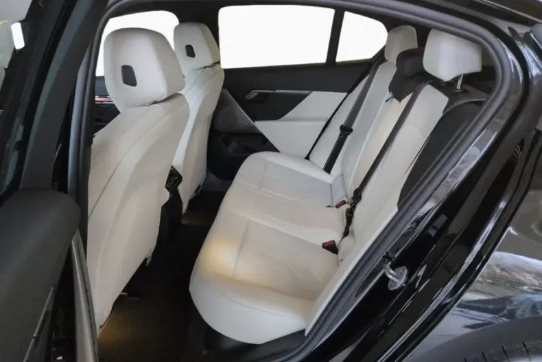 BMW 520 (Seria 5) din 2025 cu 3.000 km - oferta BMW197521 - foto 12