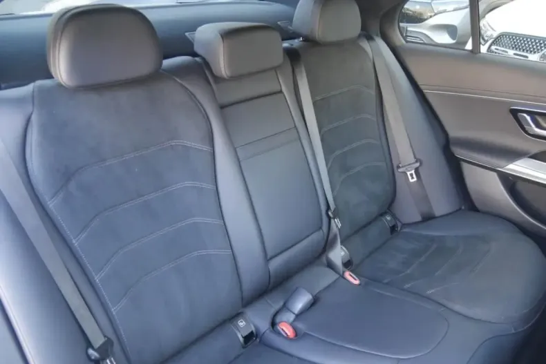 Mercedes-Benz E 300 (Clasa E) din 2024 cu 22.442 km - oferta MER197595 - foto 4