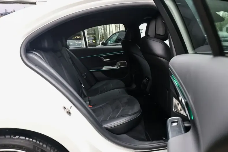 Mercedes-Benz E 200 (Clasa E) din 2025 cu 4.888 km - oferta MER197603 - foto 4