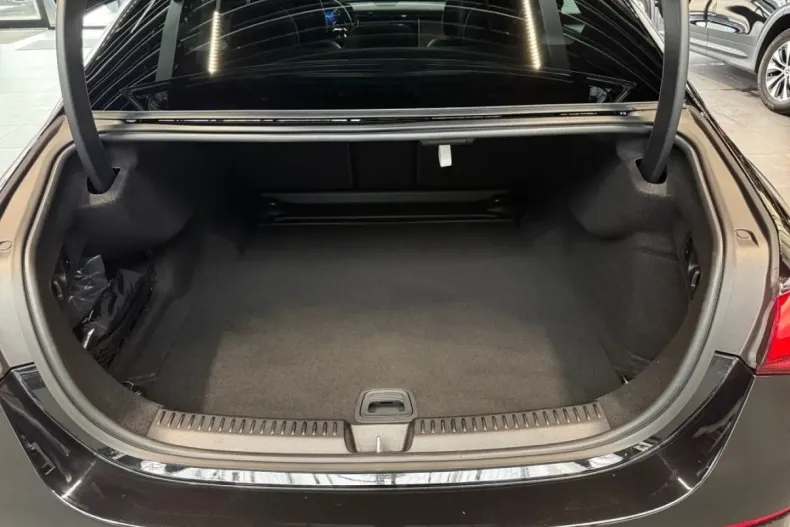 Mercedes-Benz E 200 (Clasa E) din 2024 cu 8.947 km - oferta MER197618 - foto 8