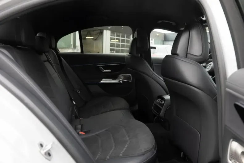 Mercedes-Benz E 300 (Clasa E) din 2025 cu 8.685 km - oferta MER197640 - foto 5