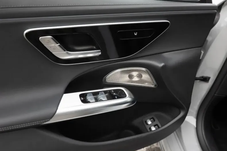 Mercedes-Benz E 300 (Clasa E) din 2025 cu 8.685 km - oferta MER197640 - foto 20