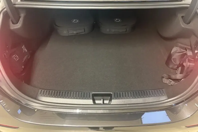 Mercedes-Benz E 300 (Clasa E) din 2025 cu 3.900 km - oferta MER197679 - foto 12