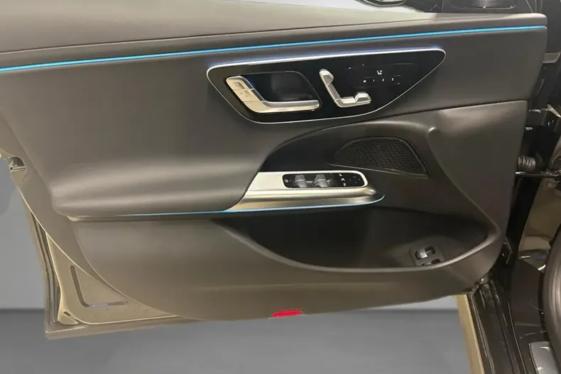 Mercedes-Benz E 300 (Clasa E) din 2025 cu 3.900 km - oferta MER197679 - foto 13