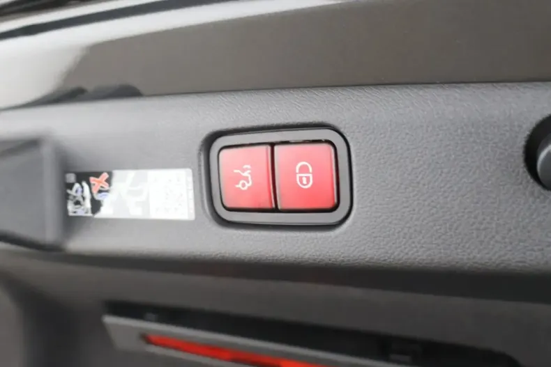 Mercedes-Benz E 220 (Clasa E) din 2025 cu 11.254 km - oferta MER197680 - foto 22