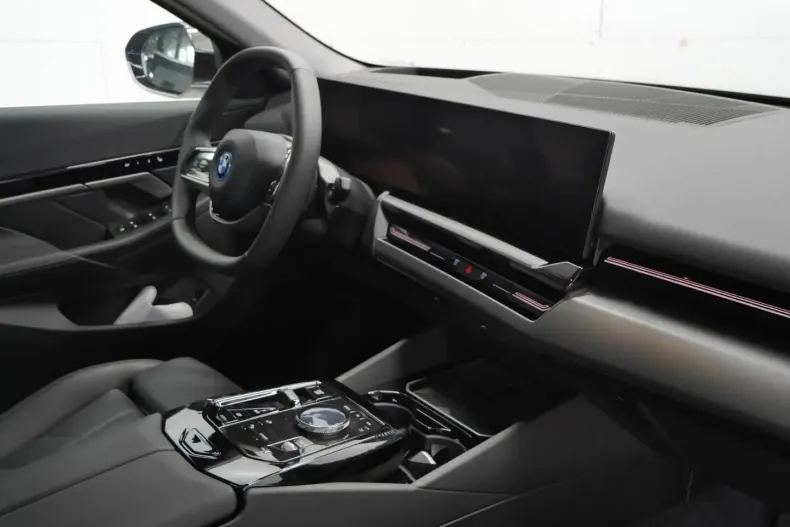 BMW 530 (Seria 5) din 2024 cu 4.582 km - oferta BMW197811 - foto 5