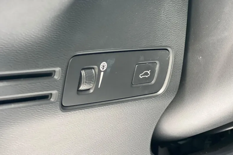 Volvo XC40 din 2021 cu 83.686 km - oferta VOL198216 - foto 10