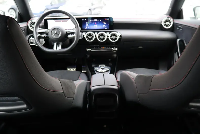 Mercedes-Benz CLA 180 (Clasa CLA) din 2024 cu 14.500 km - oferta MER198303 - foto 18