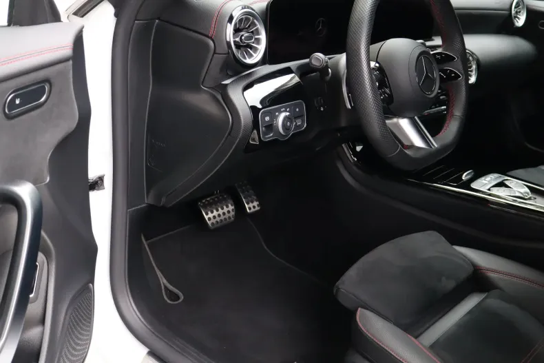 Mercedes-Benz CLA 180 (Clasa CLA) din 2024 cu 14.500 km - oferta MER198303 - foto 19