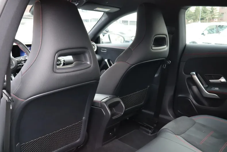 Mercedes-Benz CLA 180 (Clasa CLA) din 2024 cu 14.500 km - oferta MER198303 - foto 20