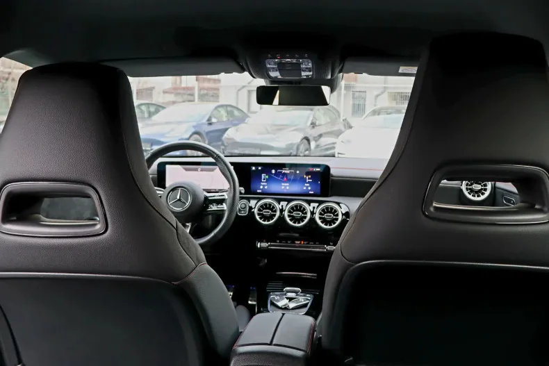 Mercedes-Benz CLA 180 (Clasa CLA) din 2024 cu 14.500 km - oferta MER198303 - foto 21