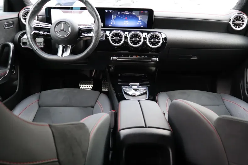 Mercedes-Benz CLA 180 (Clasa CLA) din 2024 cu 14.500 km - oferta MER198303 - foto 22