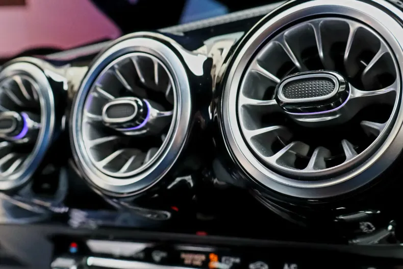 Mercedes-Benz CLA 180 (Clasa CLA) din 2024 cu 14.500 km - oferta MER198303 - foto 28