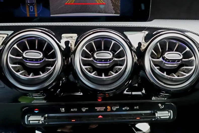 Mercedes-Benz CLA 180 (Clasa CLA) din 2024 cu 14.500 km - oferta MER198303 - foto 32