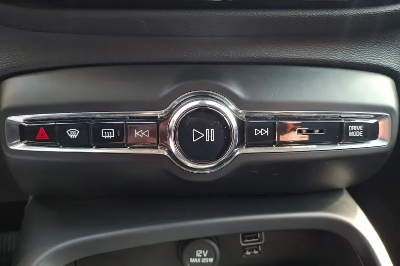 Volvo XC40 din 2020 cu 77.940 km - oferta VOL198382 - foto 31