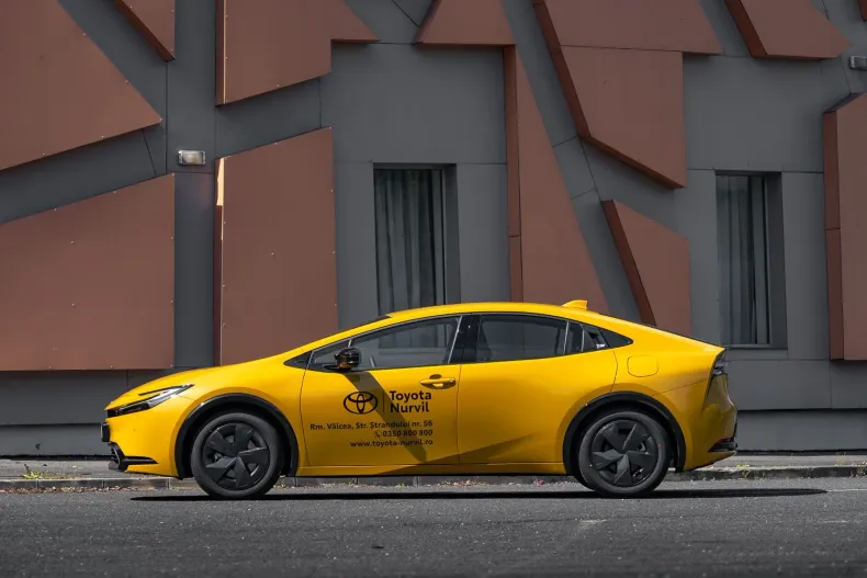 Toyota Prius din 2023 cu 20.000 km - oferta TOY198524 - foto 1