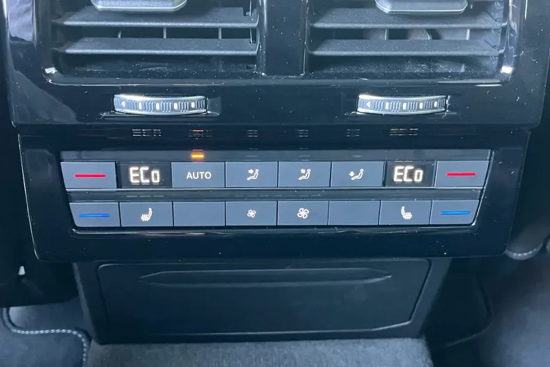 Volkswagen Touareg din 2026 cu 2.000 km - oferta VOL198587 - foto 9