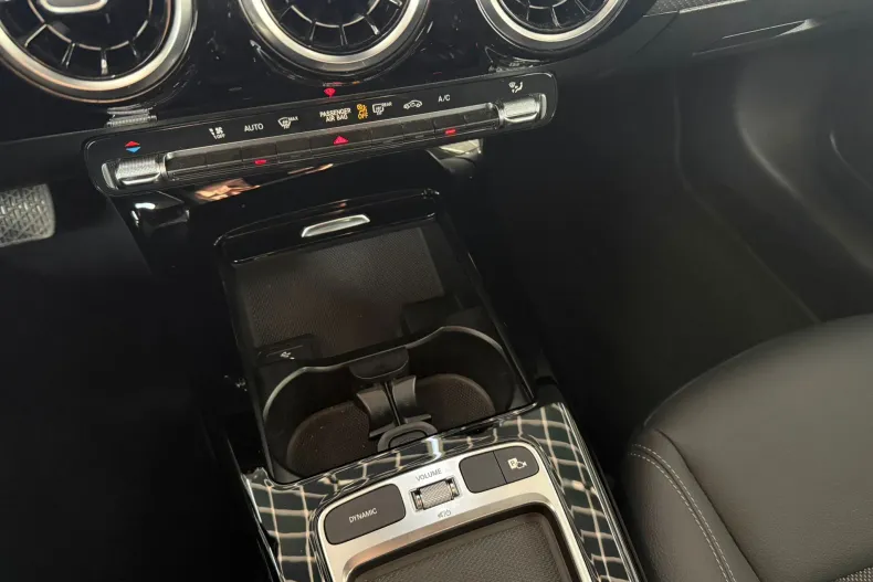 Mercedes-Benz A 180 (Clasa A) din 2025 cu 3.000 km - oferta MER198618 - foto 30